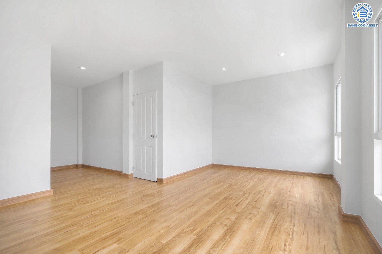 บ้านมือสองตกแต่งใหม่ ม.คาซ่าพรีเมี่ยม ราชพฤกษ์-พระราม5 บ้านเดี่ยวหลังใหญ่ 3 ชั้น แบรนด์ Q.House เนื้อที่ 50.4 ตร.ว. ดีไซน์ตอบทุกไลฟ์สไตล์ ฟังก์ชัน 3 ห้องนอนใหญ่ 4 ห้องน้ำ จอดรถได้ 4 คัน บนทำเลติดถนนใหญ่ เชื่อมต่อทุกเส้นทาง ใกล้ตลาดเจ้าพระยา ,เดอะวอล์ค ,ร.ร.เตรียมอุดมศึกษาฯ เซ็นทรัลเวสต์เกตและรถไฟฟ้า "สถานีบางพลู"